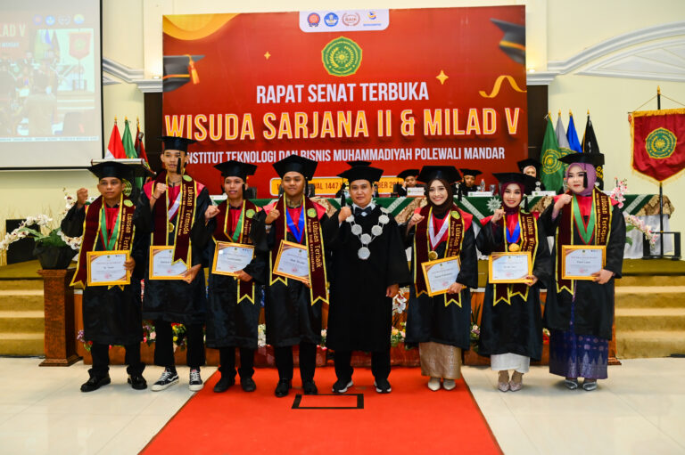 Muh Rivaldi Raih Predikat Lulusan Terbaik Institut ITBM Polman 2025, Tujuh Wisudawan Terbaik Terima Penghargaan